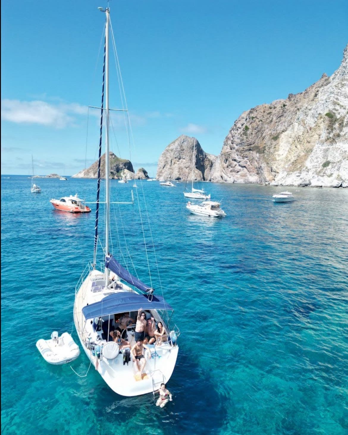 La barca all’ancora in una caletta turchese